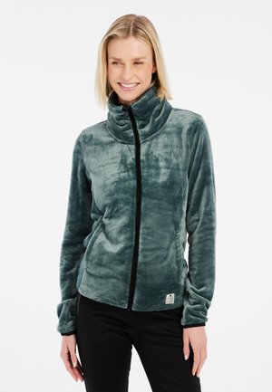 Chaqueta de forro polar en verde apagado, con cuello alto, cremallera completa y superficie texturizada. Completada con una etiqueta de logo cerca del dobladillo.