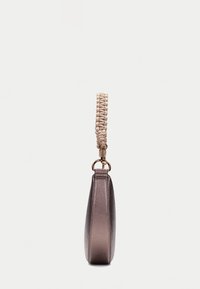 Sac porté épaule avec un extérieur texturé violet et une poignée tissée beige douce. Comprend un anneau en métal doré pour l'attachement.
