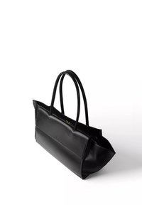 Sac cabas en cuir noir avec deux longues anses et une poche avant, présenté sur fond blanc.