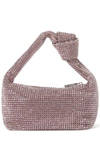 Torebka ozdobiona kamieniami w metalicznym różowym kolorze. Posiada węzeł na pasku, zamek błyskawiczny oraz prostokątny kształt. Gładka tekstura z refleksyjnymi akcentami.