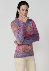 Strickpullover mit langen Ärmeln, der einen Farbverlauf von Rosa, Lila und Blau aufweist, aus strukturiertem Garn gefertigt ist und einen gerippten Kragen hat.