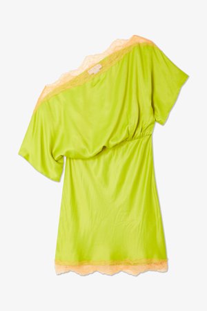 Limegroene blouse met een off-shoulder ontwerp en perzikkleurige kantafwerking langs de halslijn en zoom, die een ontspannen pasvorm laat zien.