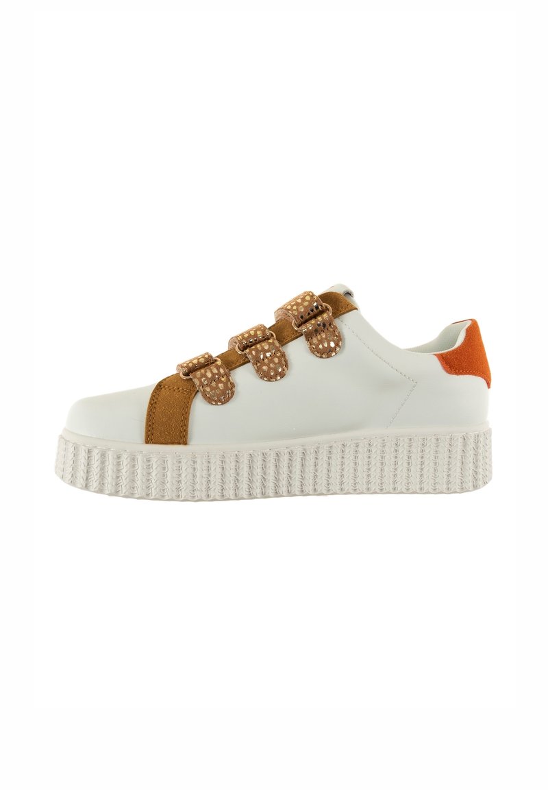 Baskets blanches avec suède marron et boucles décoratives, accent de talon orange, et semelle épaisse texturée. Présente une conception à bout rond.