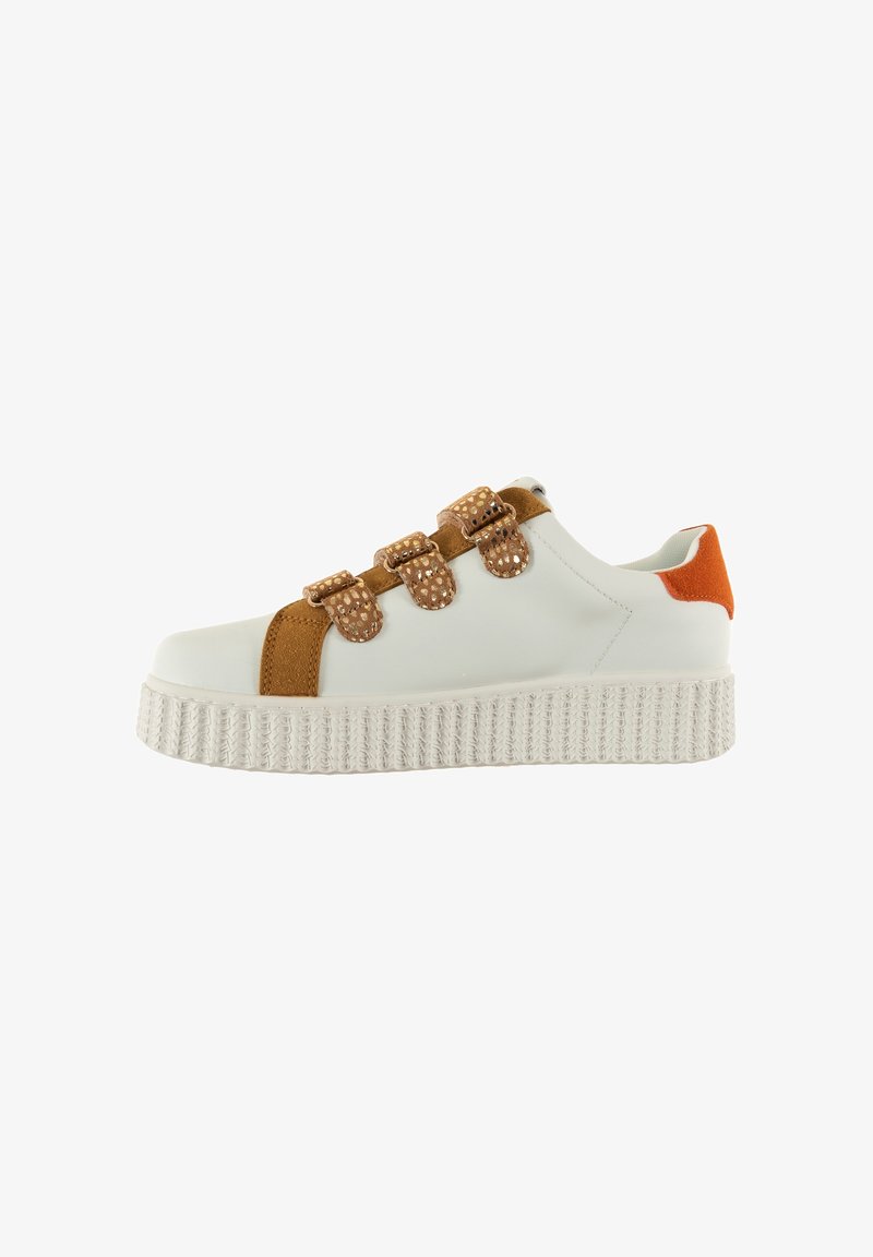 Zapatilla blanca con ante marrón y hebillas decorativas, acento en el talón naranja y suela gruesa texturizada. Presenta un diseño de punta redondeada.
