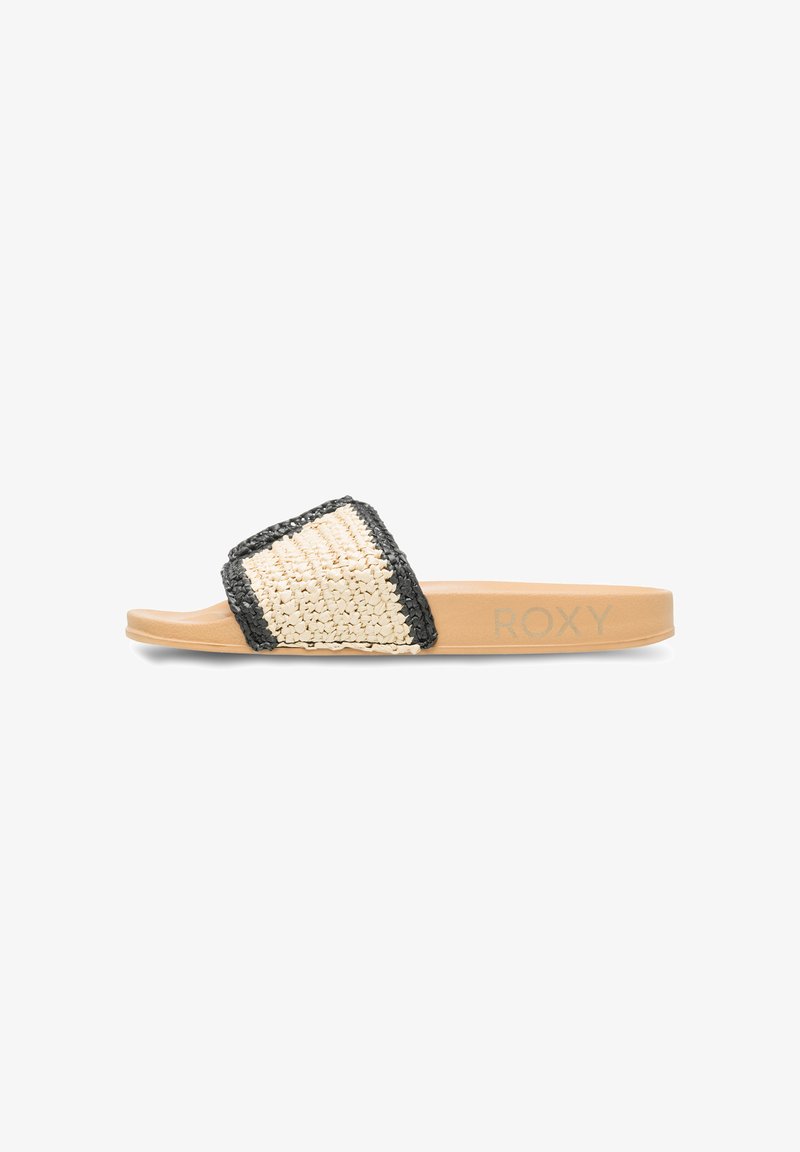 Roxy slide sandal med en vævet overdel i tan og sort, flad gummisål og præget branding på siden.