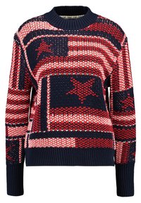 Chunky gebreide trui met een patchworkontwerp in marineblauw, rood en wit, met stermotieven en een geribbelde kraag, manchetten en zoom.