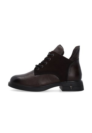Dunkelbrauner Leder-Stiefelette mit schwarzen Schnürsenkeln, abgerundeter Spitze und niedrigem Blockabsatz auf weißem Hintergrund.