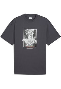 Camiseta de algodón gris con un gráfico de un corredor y un perro. El texto debajo dice "Correr natural". Cuello redondo clásico, ajuste relajado.