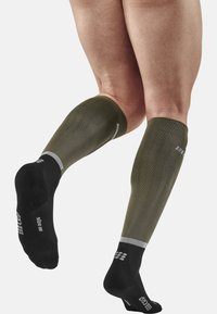 CEP THE RUN COMPRESSION SOCKS KNEE-HIGH MEN - MADE IN GERMANY - Kniestrümpfe - olive/black