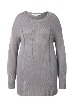 Grijze gebreide trui met een losse pasvorm, voorzien van verticale uitsparingen aan de voorkant en versleten details op de mouwen en onderrand.