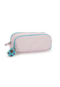 Lys pink penalhus med dobbelte lynlåse og turkise detaljer, udstyret med en fluffy blå charms, der er fastgjort med en sølv nøglering.