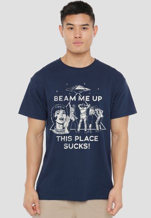 Marineblaues Baumwoll-T-Shirt mit weißem Grafikdruck und dem Text "HEBE MICH HOCH, DIESER ORT IST SCHRECKLICH!" sowie Illustrationen von Comic-Charakteren.