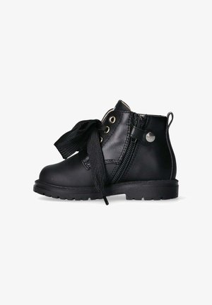 Zwarte leren enkelboots met een ronde neus, stoffen veters, een zijrits, metalen ogen en een gestructureerde rubberen zool.