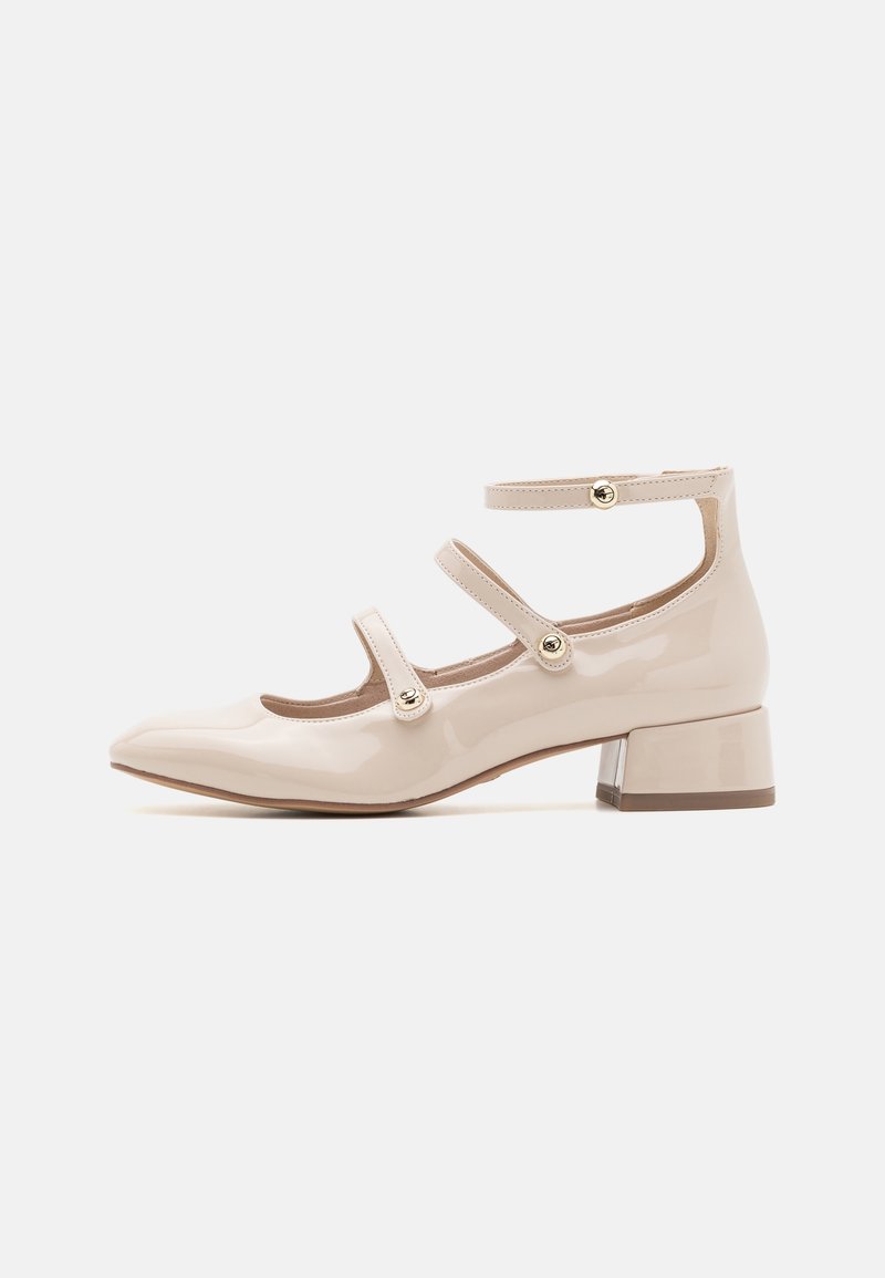 Chaussure Mary Jane en cuir verni beige avec trois fines brides et fermetures par boutons dorés, talon carré bas et bout pointu.