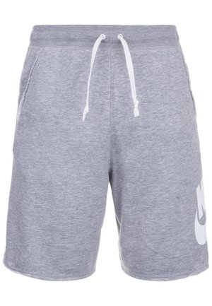 Lysegrå Nike-shorts med hvid snøre og sidelommer, med stort hvidt Nike-logo på den nederste venstre ben.