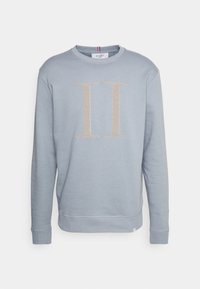 Felpa azzurra chiara in cotone, con un grande logo beige "II" sul davanti. Polsini e vita a costine, design con collo rotondo.