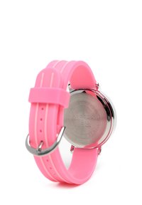 Bracelet de montre en silicone rose avec des rayures verticales, dos en acier inoxydable. Inclut une boucle en métal et est étanche jusqu'à 30 mètres.