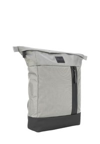 Mochila de tela gris y texturizada con un diseño de parte superior enrollable, que presenta un bolsillo con cremallera en la parte frontal y un acento inferior negro sólido.