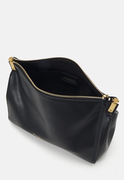 Melna ādas maka soma ar zelta rāvējslēdzēju un aparatūru, ar iekšējo kabatu un gludu tekstūru. Vienkāršs, izliekts dizains.