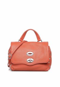 Oranje leren handtas met een gestructureerde afwerking, voorzien van twee zilveren sluitingen, een bovenhandvat en studs langs de zijkanten.