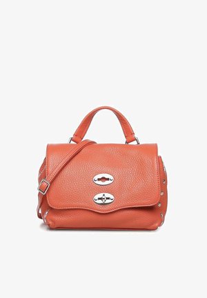 Borsa a mano in pelle arancione con finitura texturizzata, dotata di due chiusure in argento, una maniglia superiore e dettagli borchiati lungo i lati.