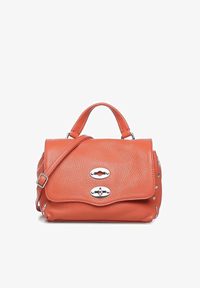 Oranje leren handtas met een gestructureerde afwerking, voorzien van twee zilveren sluitingen, een bovenhandvat en studs langs de zijkanten.