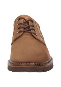 Scarpa in pelle marrone con lacci, punta arrotondata, cuciture a contrasto e suola in gomma testurizzata. Hardware minimale con un design elegante.