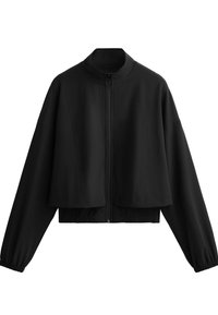Černá zkrácená bunda s vysokým límcem, zipovým zapínáním, širokými rukávy a elastickými manžetami. Hladká textura, minimalistický design a žádné viditelné vzory.