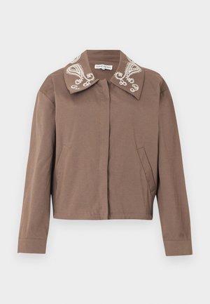 Bruine jas met lange mouwen met geborduurde witte paisley-ontwerpen op de brede kraag en voorste steekzakken met een opening, label Stine Goya.