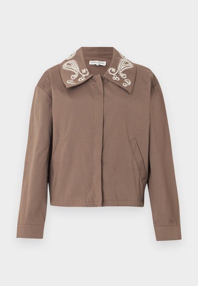 Καφέ μακρυμάνικο σακάκι με κεντητά λευκά σχέδια paisley στον φαρδύ γιακά και στις εμπρός τσέπες με σχισμές, εμπορικό σήμα Stine Goya.