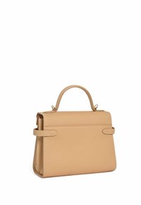 Bolso de mano de cuero beige con un diseño estructurado, que cuenta con un asa superior, dos correas laterales y costuras visibles en los bordes.