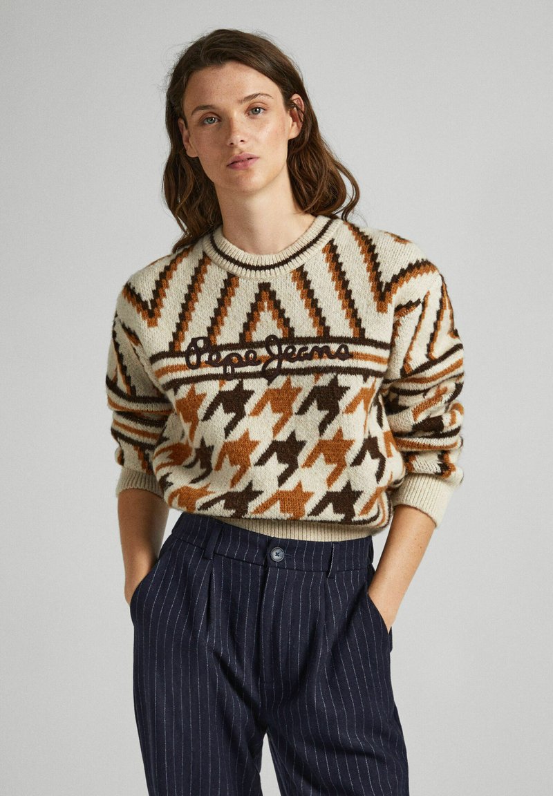 Jersey de punto en crema con patrones en zigzag y jaquard de caza en naranja y marrón. Presenta un cuello redondo y detalles de logotipo.