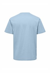 Helles blaues kurzärmliges T-Shirt mit Rundhalsausschnitt, aus weichem Baumwollmaterial, mit nahtlosem Rücken und ohne zusätzliche Akzente oder Muster.