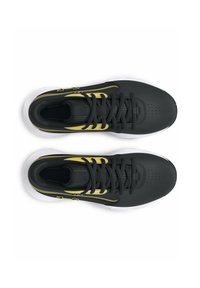 Scarpe da ginnastica nere con accenti gialli; parte superiore in materiale sintetico, imbottitura e fori di ventilazione, abbinate a suole in gomma bianca.