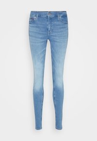 Jeans skinnys de mezclilla azul claro, con cierre delantero de botón, cinco bolsillos y un lavado desgastado con sutiles marcas de desgaste.