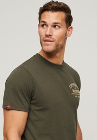 Superdry & Co WORKWEAR FLOCK GRAPHIC  - Camiseta estampada - khaki marl