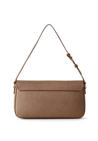 Borsa a tracolla in pelle marrone con una texture, design piatto, lunga tracolla e chiusura a patta con sottili dettagli di cucitura.