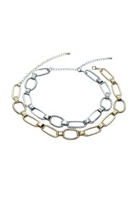 Collar de cadena en capas que presenta eslabones metálicos alternados de plata y oro, con forma ovalada alargada, acabado pulido, y con cierre y cadena ajustables.