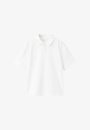 Polo blanc à manches courtes avec un col classique et une patte de boutonnage, présenté à plat sur un fond blanc.