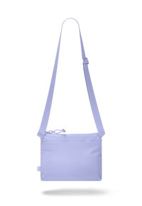 Sac bandoulière violet clair fabriqué à partir de matériaux durables. Il possède une longue bandoulière réglable et une poche zippée avant pour le rangement. Texture lisse.