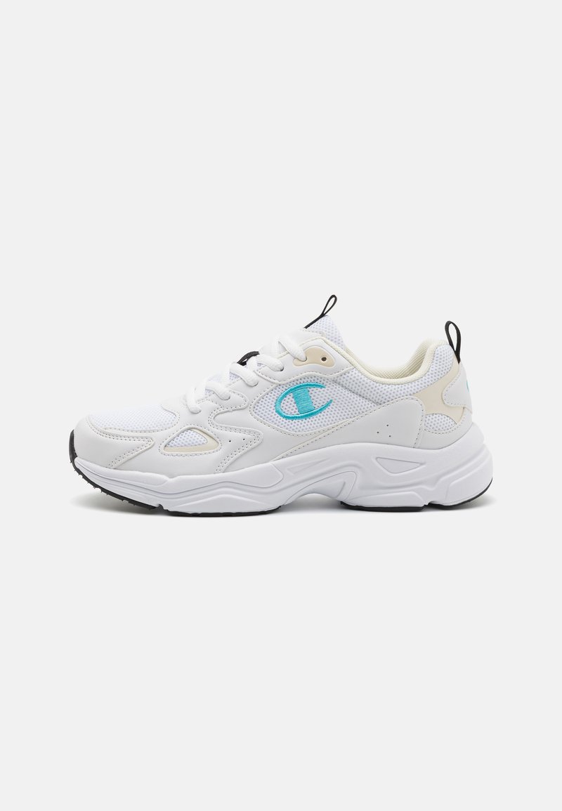 Hvit atletisk sneakers med mesh og syntetiske materialer. Har en blå logo, teksturerte detaljer og en tykk gummisåle.