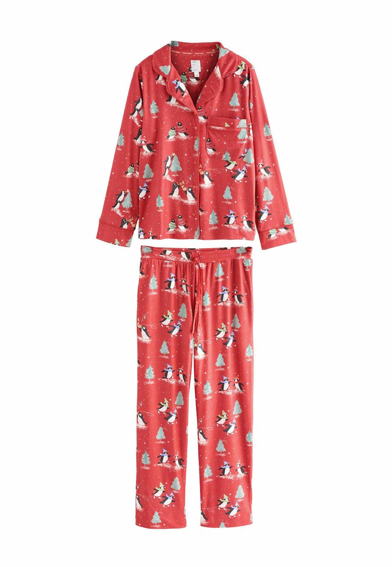 Set de pijama roșu realizat dintr-un material moale, cu modele de pinguini, fulgi de zăpadă și brazi de Crăciun; include o bluză cu nasturi și pantaloni cu talie elastică.