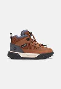 Botas Timberland de ante marrón, con paneles de malla y un cuello azul oscuro. Cuentan con cierre de cordones y una suela de goma negra texturizada.