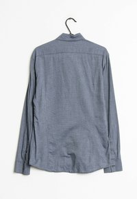 Košile s dlouhým rukávem, na knoflíky, v tmavě modré barvě s jemným kostkovaným vzorem. Má límec a manžety na rukávech, vyrobená z lehkého materiálu.