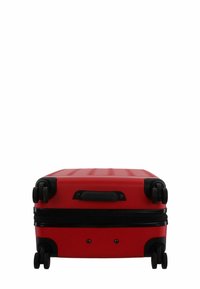 Valigia rigida rossa con texture a righe, ruote nere e maniglia. Presenta due ruote a ciascun estremità e una chiusura con zip.