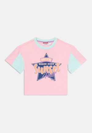 T-shirt court rose avec manches et col menthe, avec une étoile marine et le texte « Travel in the Sunset Heat. »