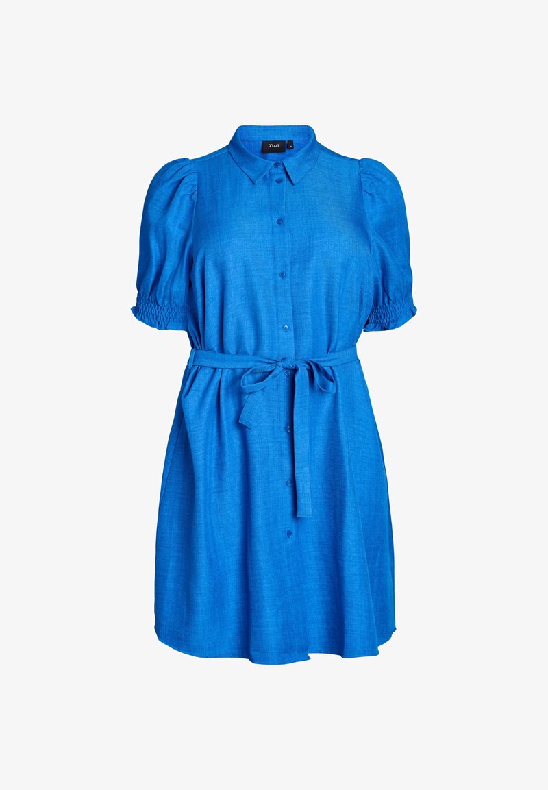Blå klänning med kort ärm, knappstängning framtill, bälte i midjan och puffärmar. Tillverkad av lätt material med en mjuk textur.