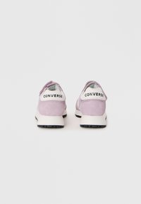 Lilla sametist spordijalatsid valgete detailide ja mustade talladega. Omab silmapaistvat "CONVERSE" logo kandadel ja stiilset kumerat disaini.