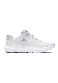 Zapatilla deportiva de color gris claro con una parte superior de malla transpirable, acentos texturizados y una suela blanca acolchada. Cuenta con ojales para los cordones y un detalle de logo.