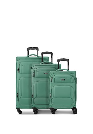 Trois valises vertes à roulettes avec des poignées télescopiques, disposées de la plus grande à la plus petite, sur fond blanc.